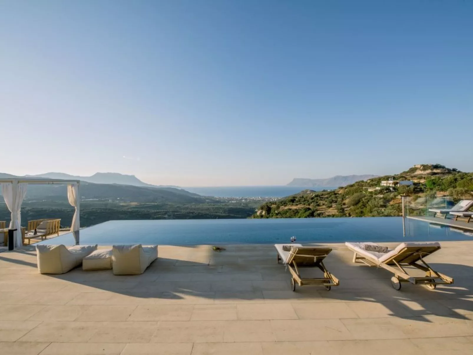 Neue einzigartige Villa mit atemberaubender Aussicht in Strandnähe