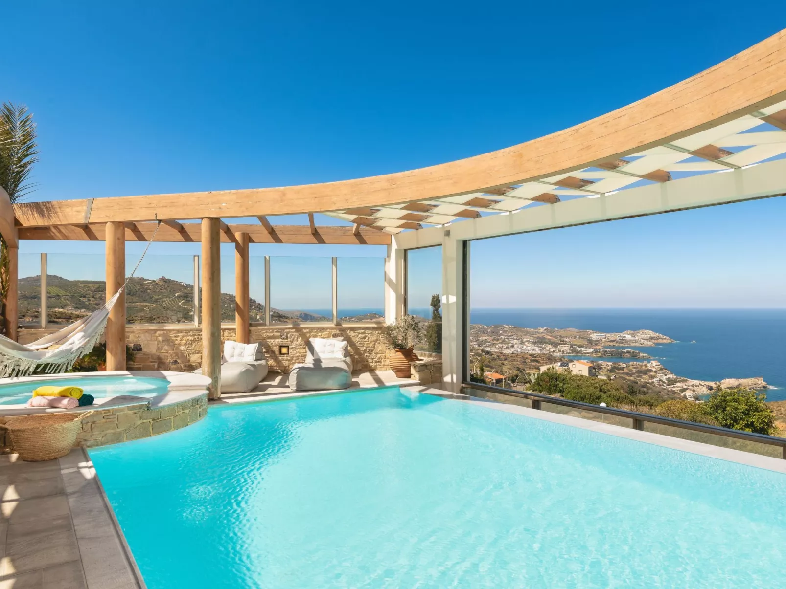 Luxuriöses Anwesen mit Meerblick und beheiztem Infinity-Pool