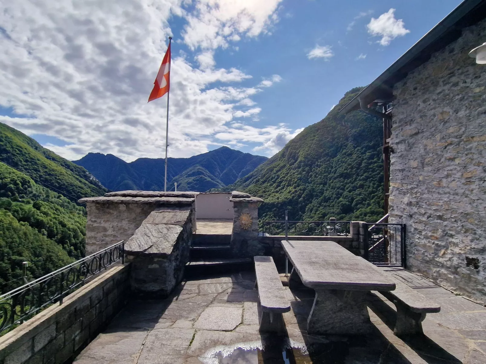 Chalet in den sonnigen Schweizer Südalpen