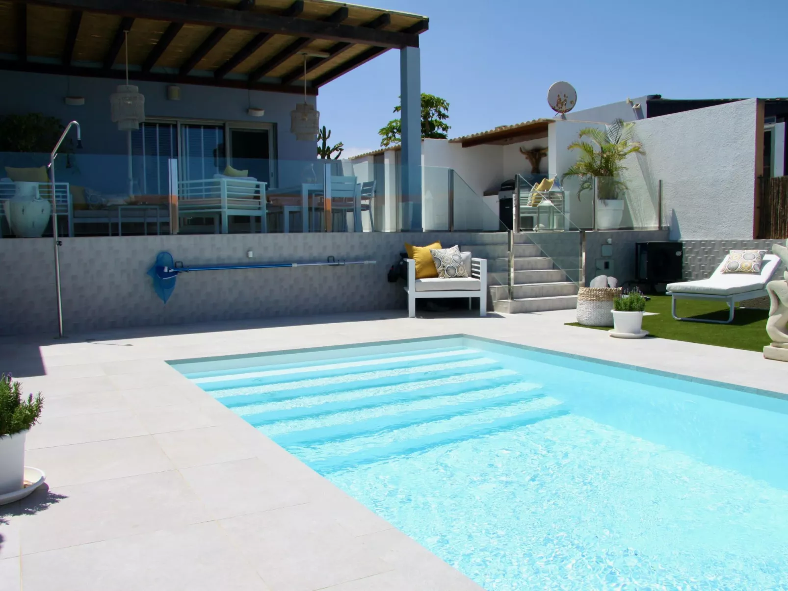 Mit Pool für 2 Personen und 4 Kinder