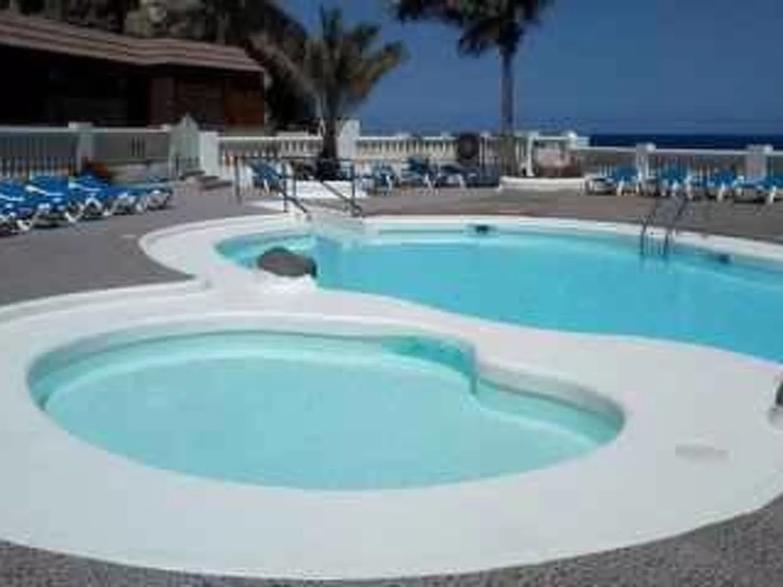 Appartement mit Balkon in einem Komplex mit Gemeinschaftspool am Meer