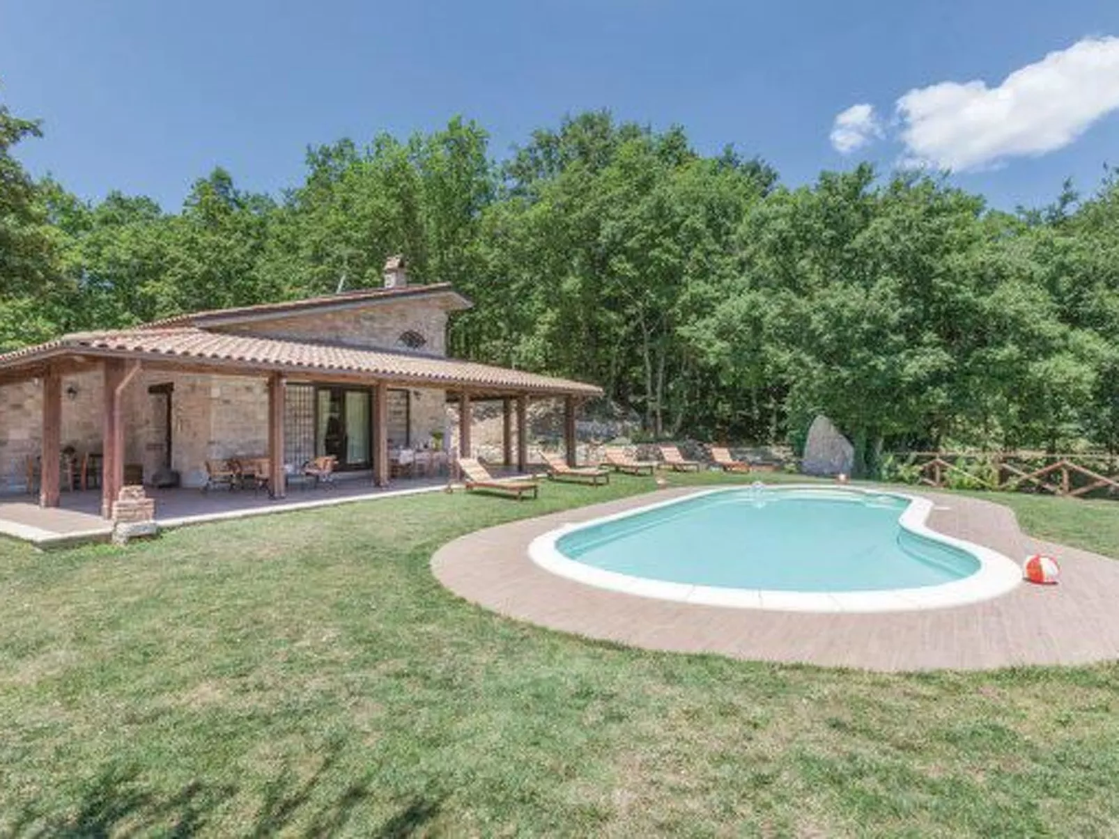 Bauernhaus im grünen Sannio mit Schwimmbad