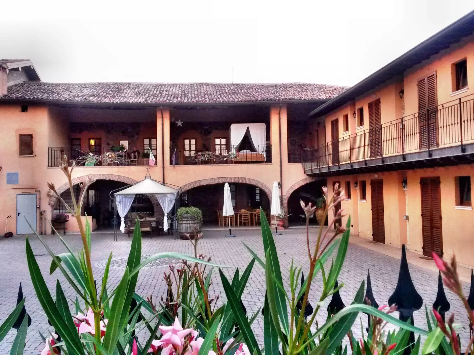 Mit großer Terrasse