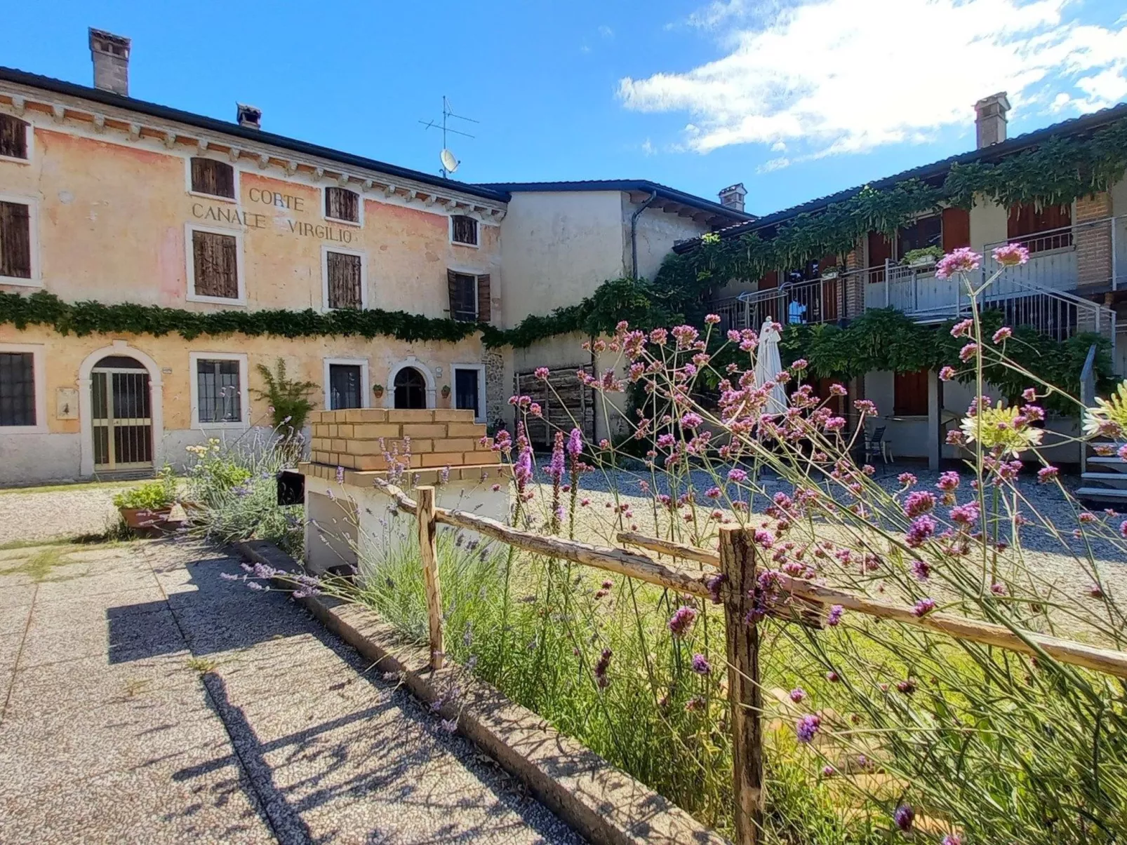 Das Landgut "Corte Canale Virgilio" mit Balkon