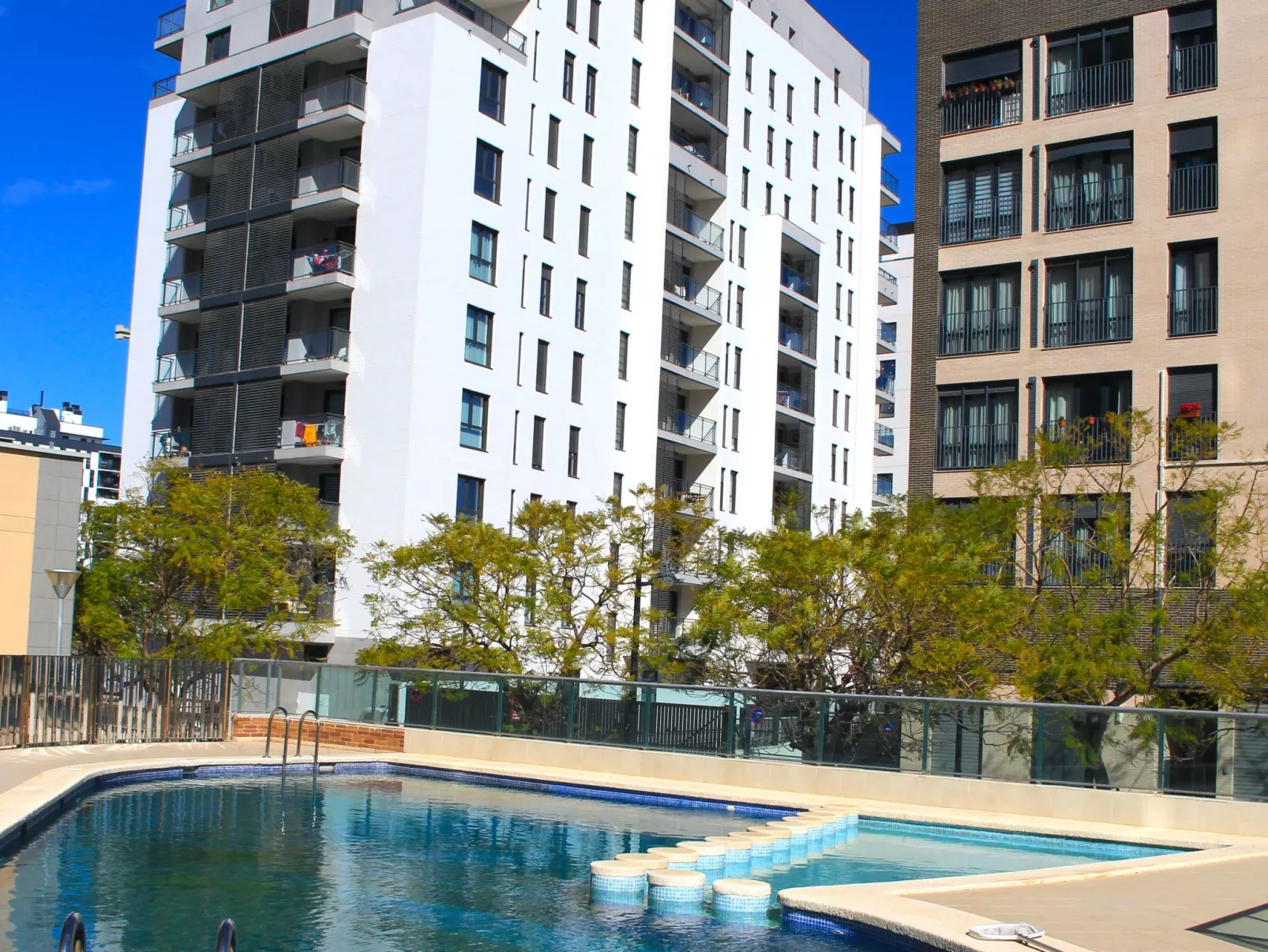 Luxuriöse Wohnung mit 1 Schlafzimmer, Balkon und Pool