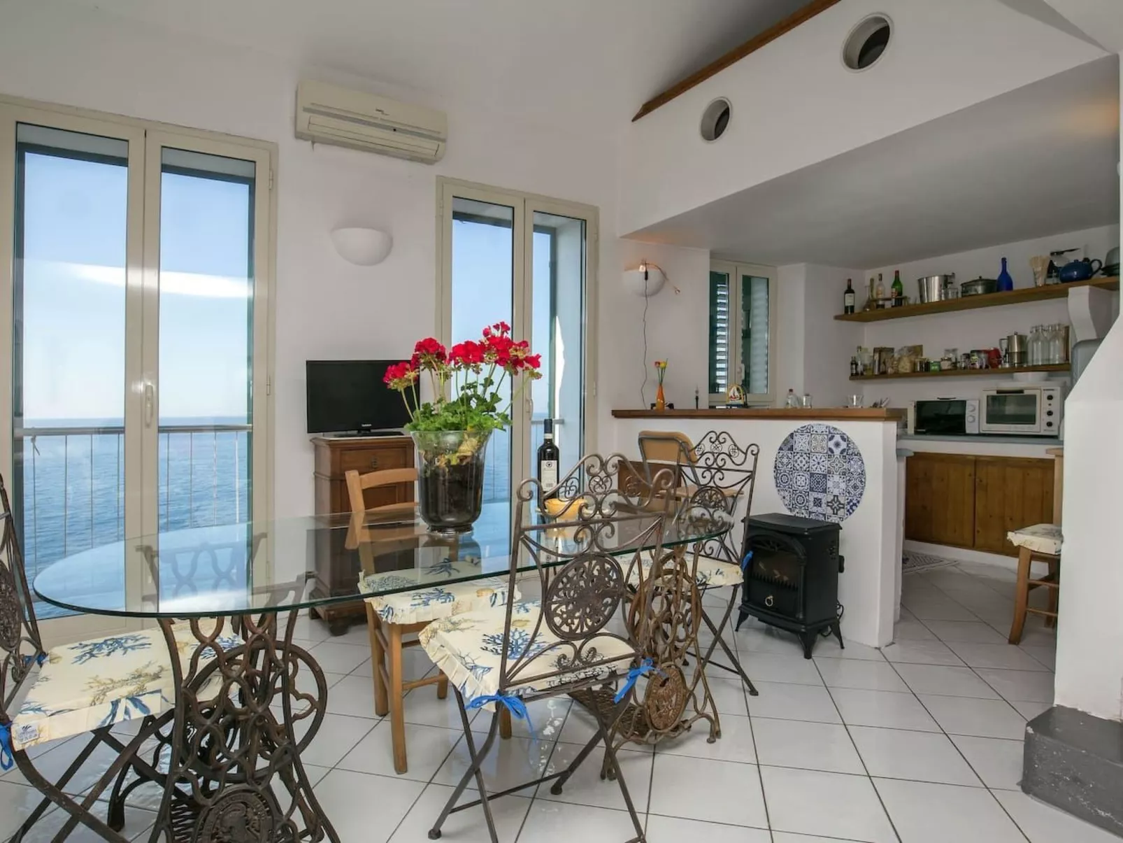 Villa auf einer natürlichen Klippe mit Blick auf das Meer, nur wenige Schritte