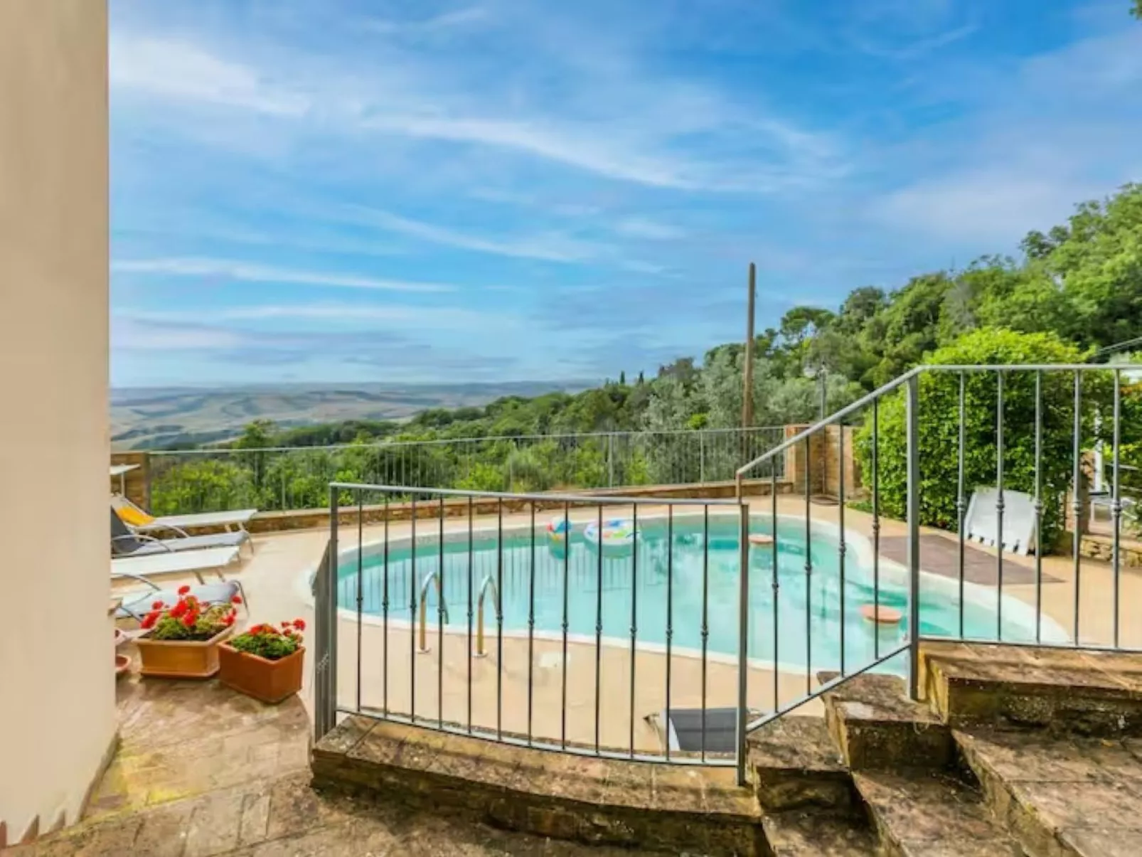 Vier-Zimmer-Wohnung 3 Bäder mit Schwimmbad zur alleinigen Nutzung