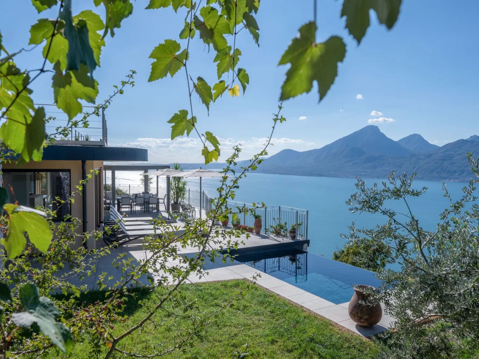 Alleinstehende Villa mit Pool und Traumaussicht