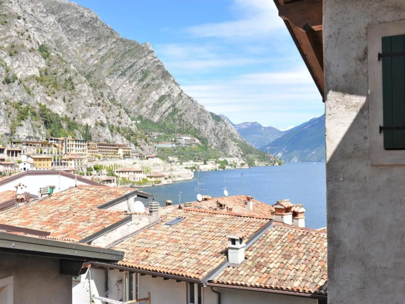 Große Wohnung in Limone Sul Garda mit Terrasse und Garten und Nah am Strand