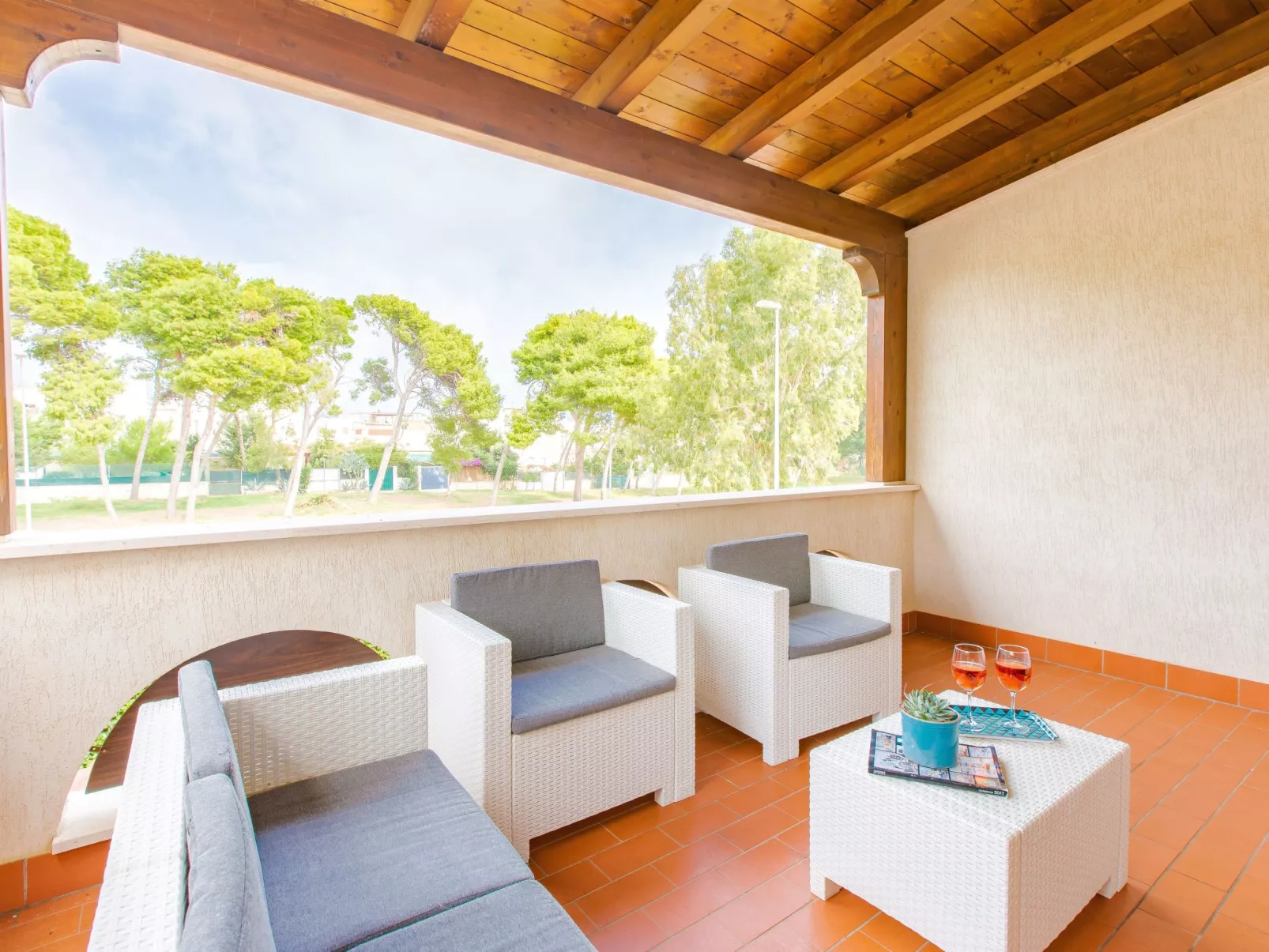 Flacher Rasen rechts