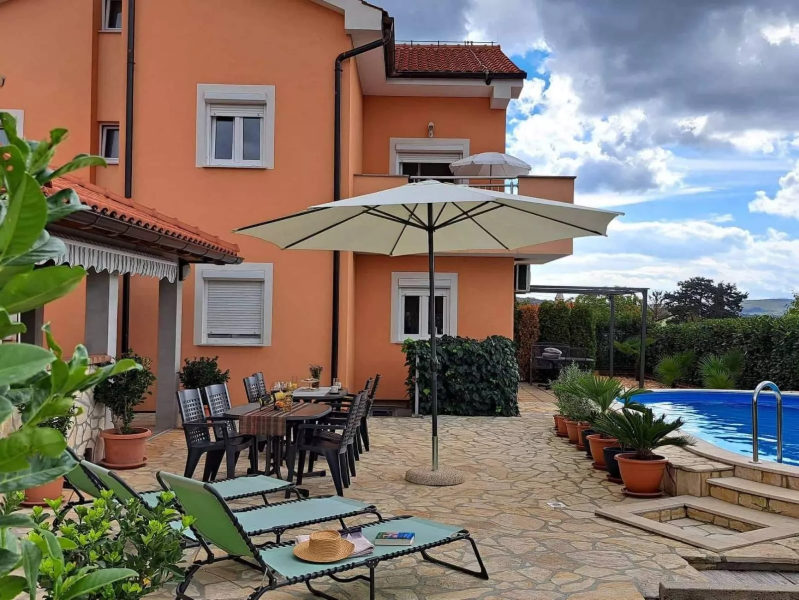 Wohnung mit Terrasse-Outside