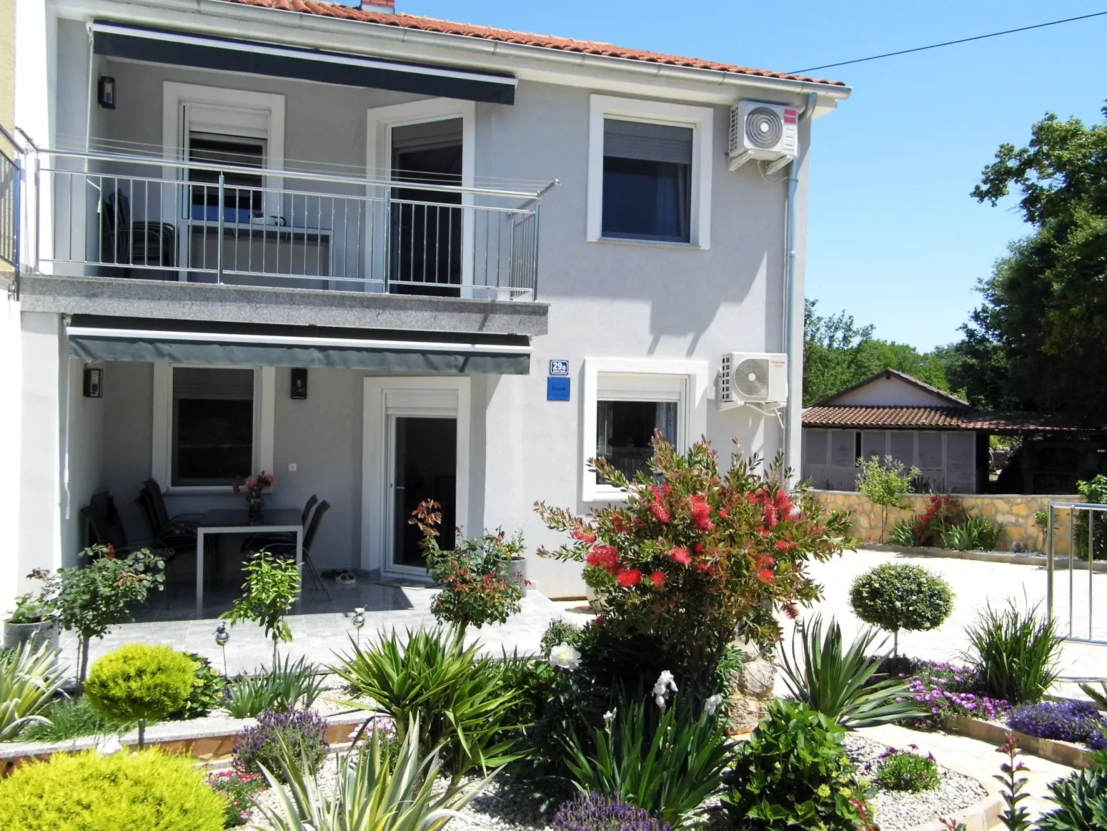 Neue und moderne, voll ausgestattete Wohnung-Outside