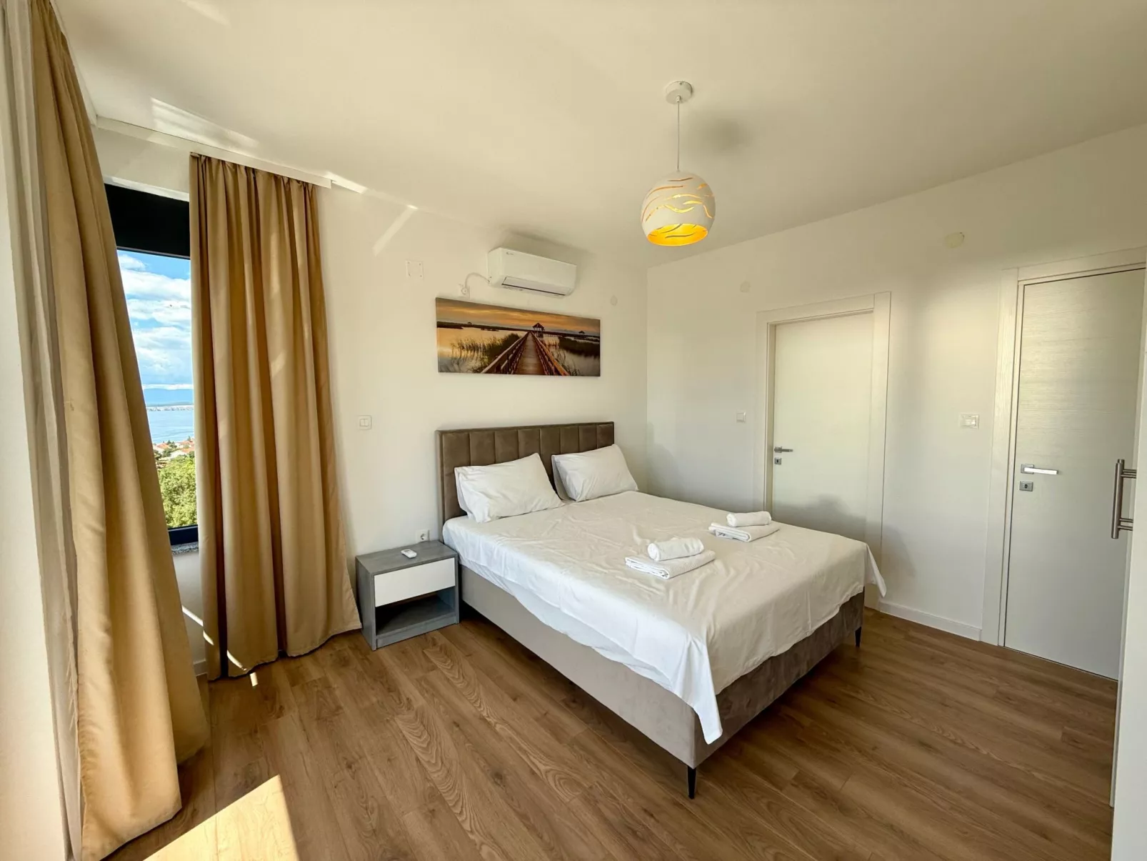 Schöne moderne Villa v-Dedans