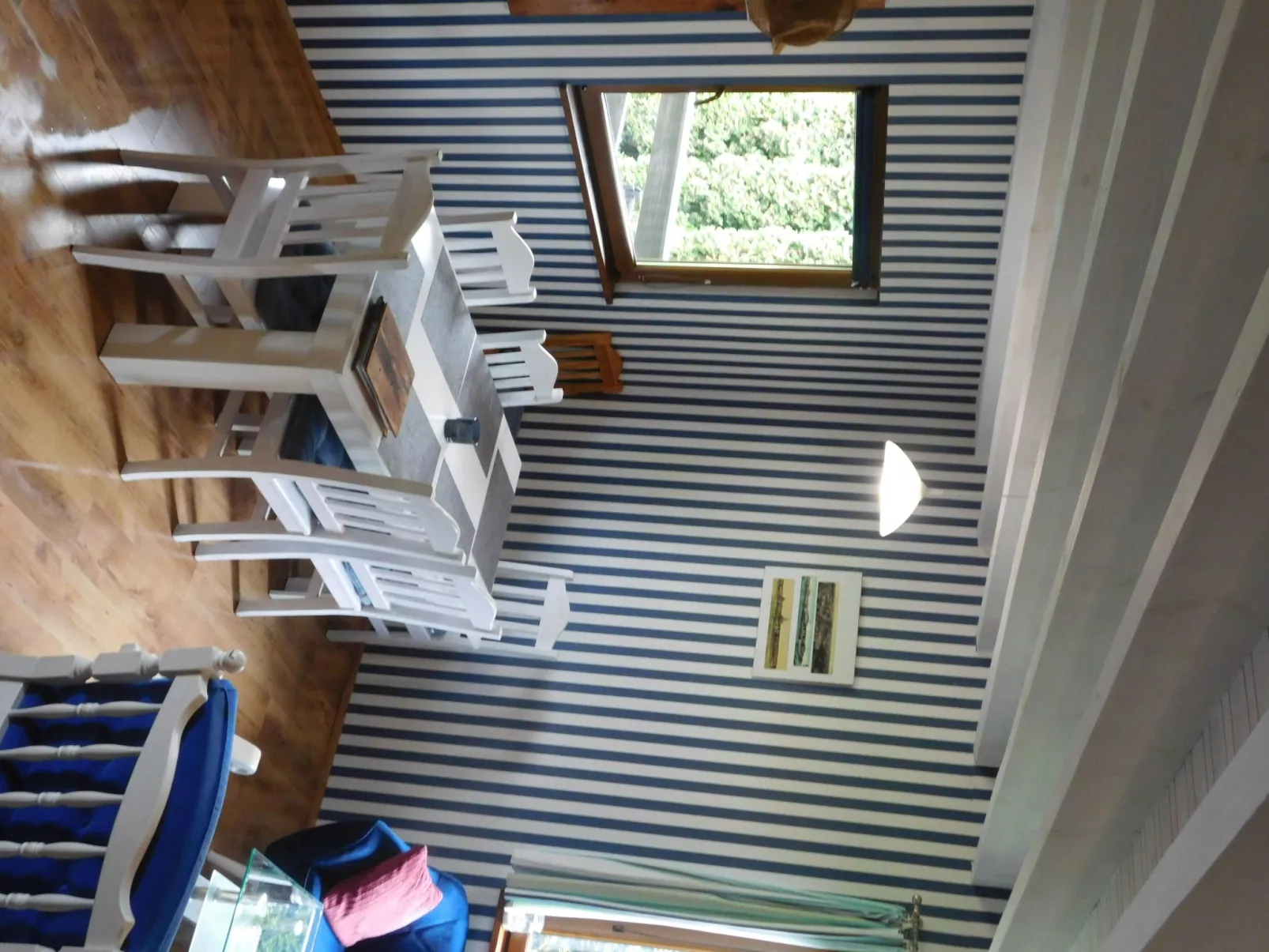 Auf einer Insel-Drinnen