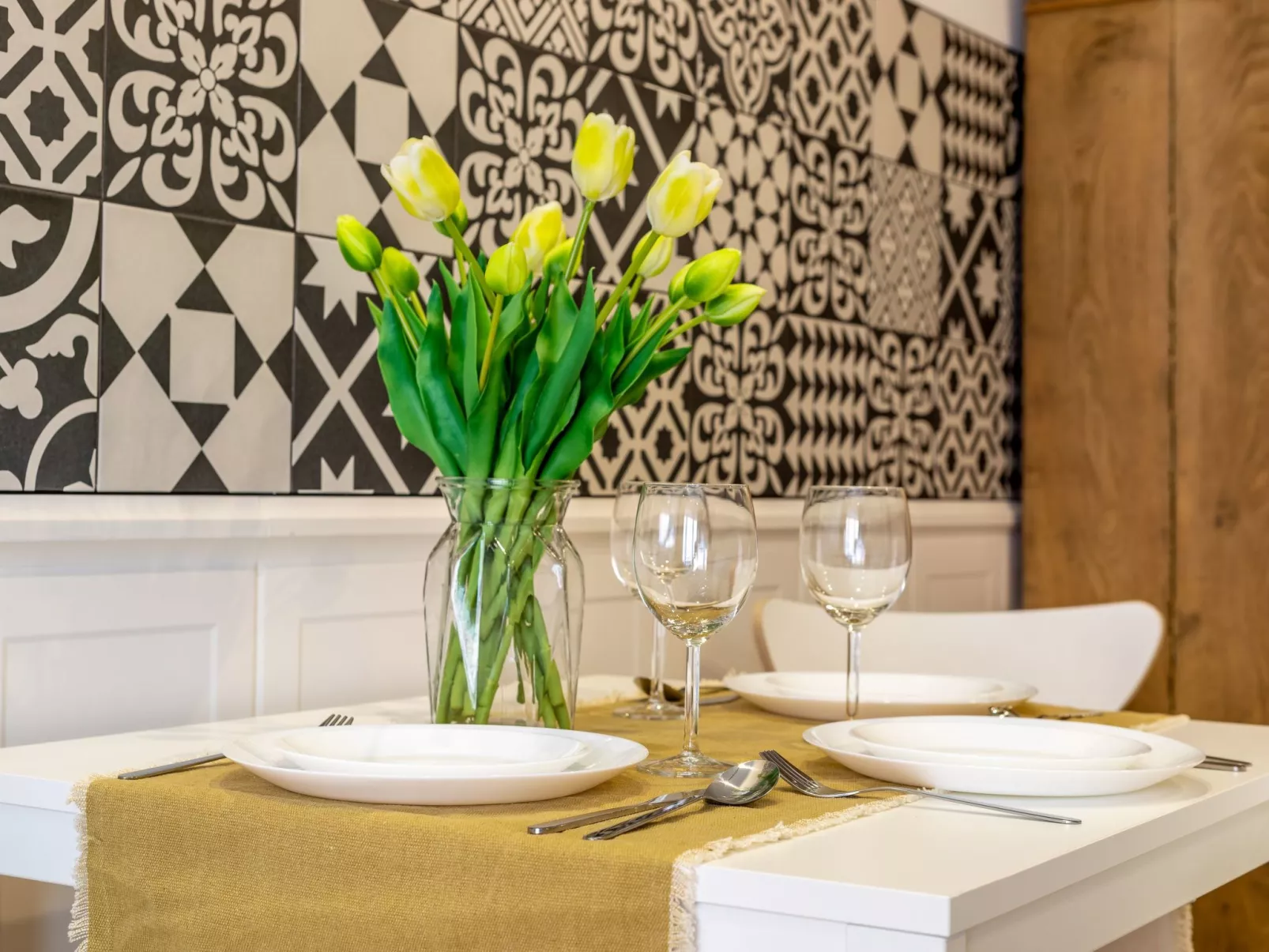 Kormoran in modernem Appartementhaus