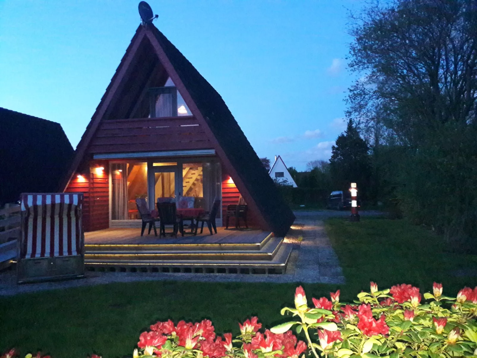 Unmittelbar hinter dem Deich gelegenes Nurdachhaus