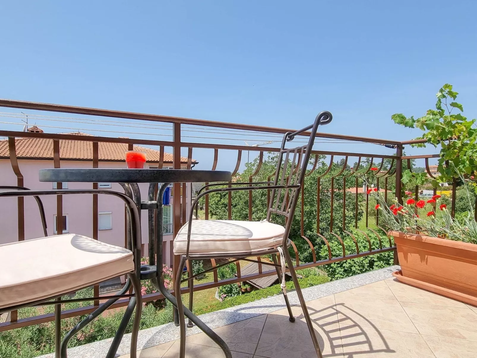 "Nina" mit Blick auf das Wasser-Image-tags.info