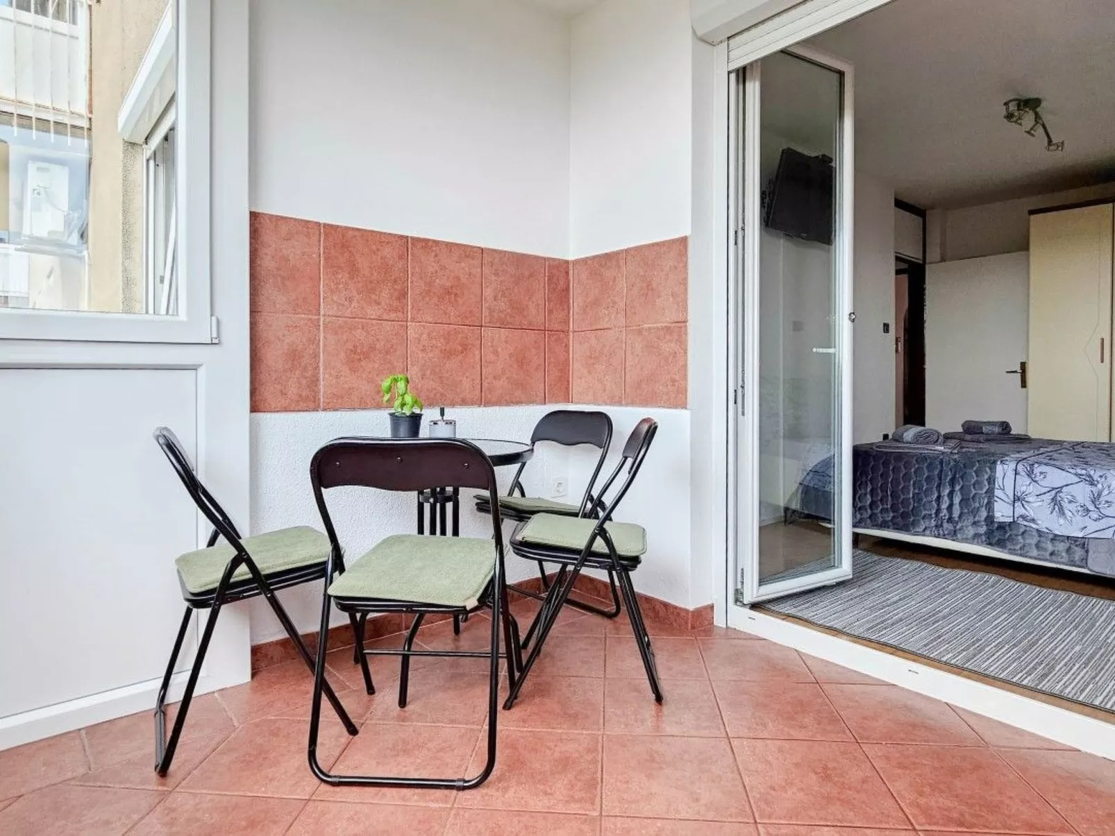 Wohnung im Zentrum mit einem Balkon-Drinnen