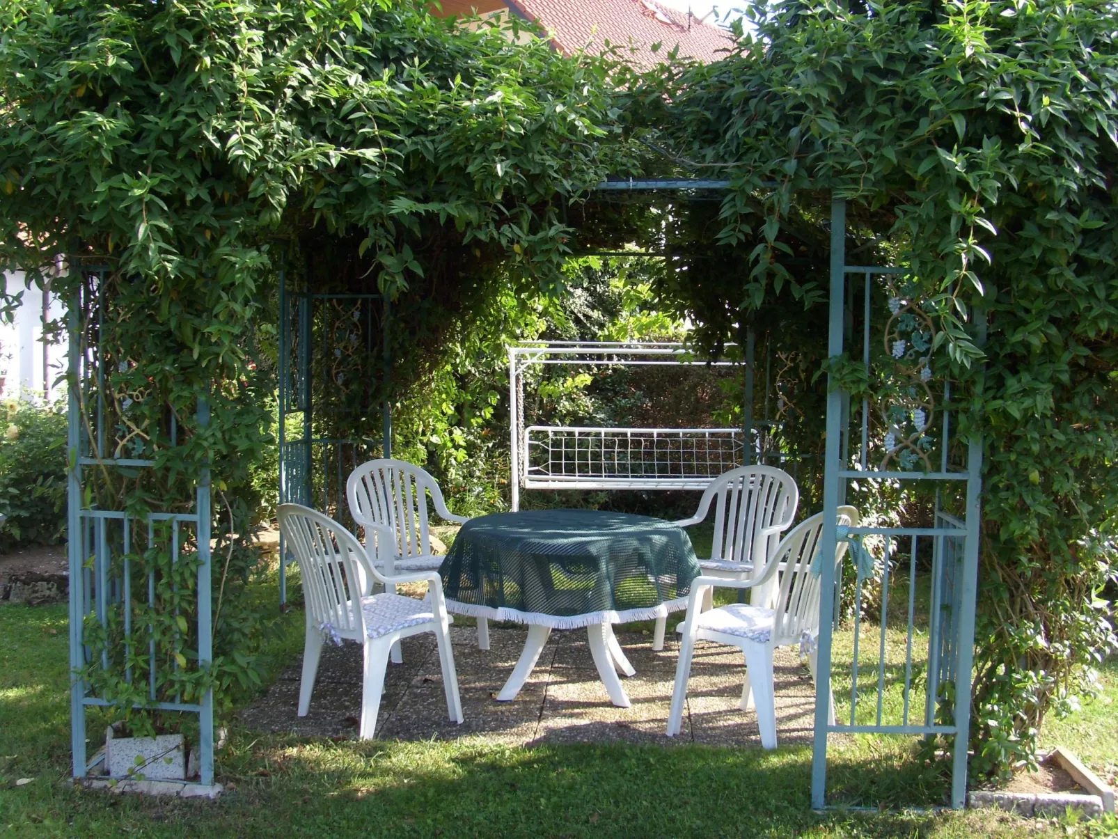 Mit Blick zur Wallfahrtskirche