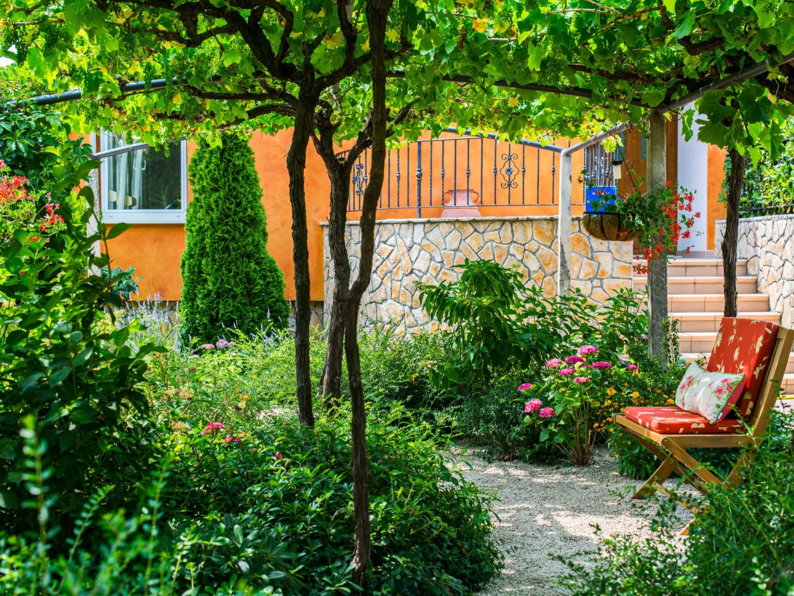 Schöne Villa mit Garten und Biodesign-Pool-Dehors