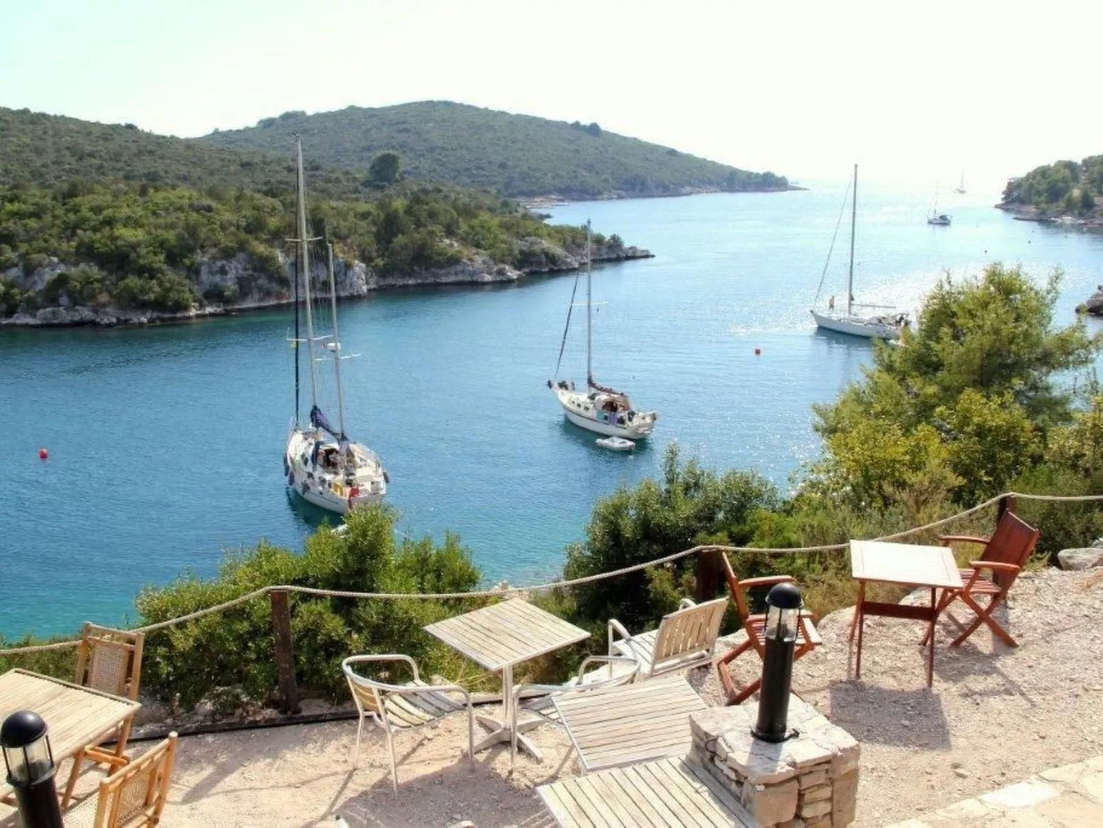 Kleines Steinhaus in einem ruhigen Ort auf der Insel Solta-Draußen