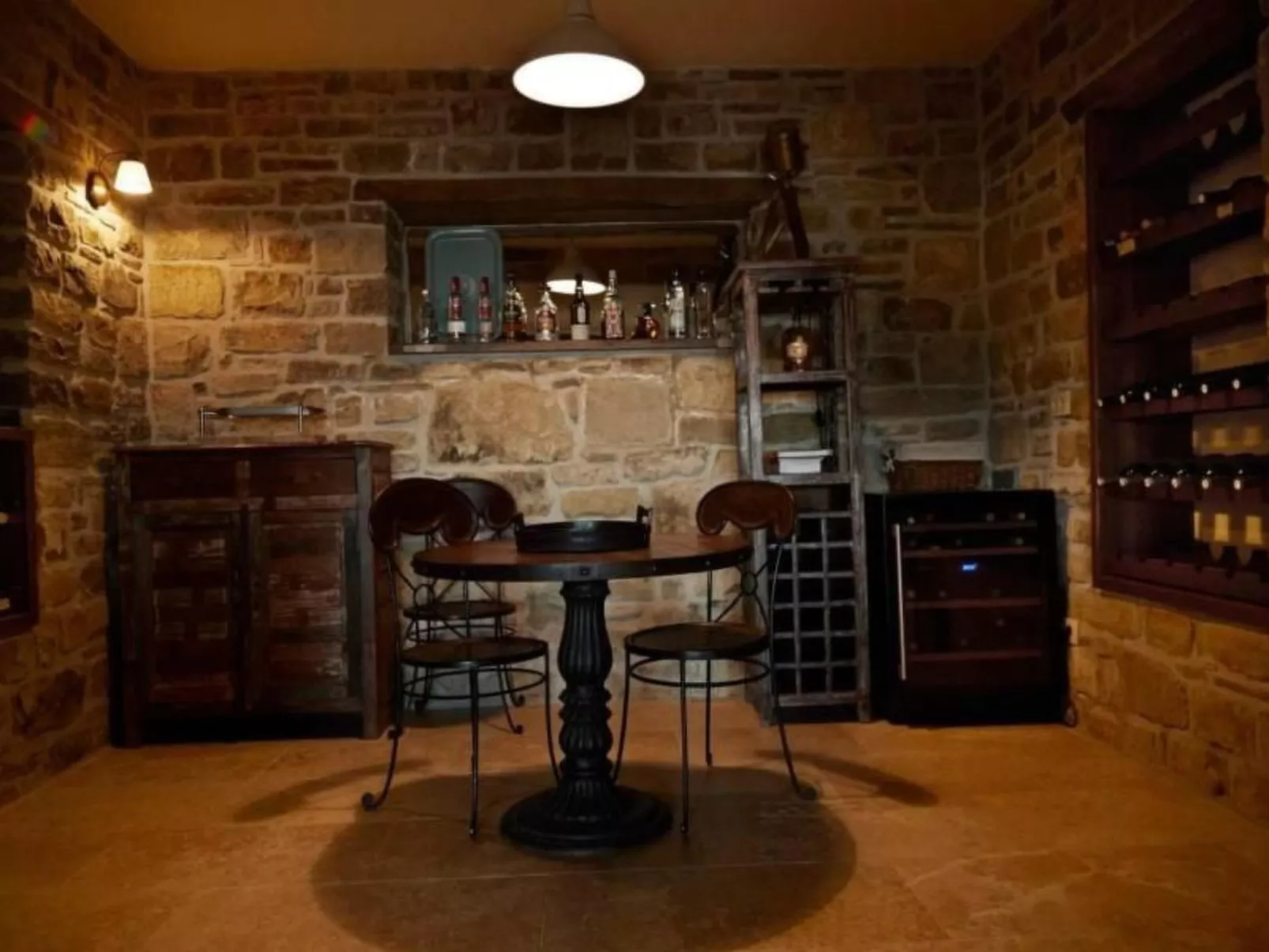 In Kostanjica mit Grill, Terrasse und Garten-Drinnen