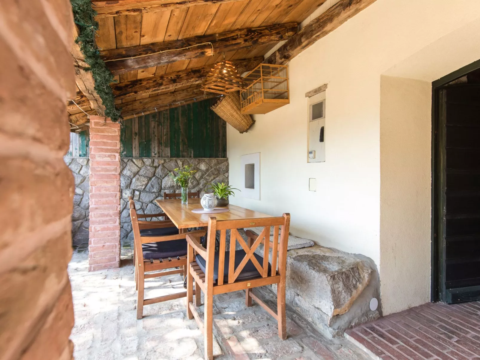 Haus mit modernem Interieur und einer alten Taverne - Outside