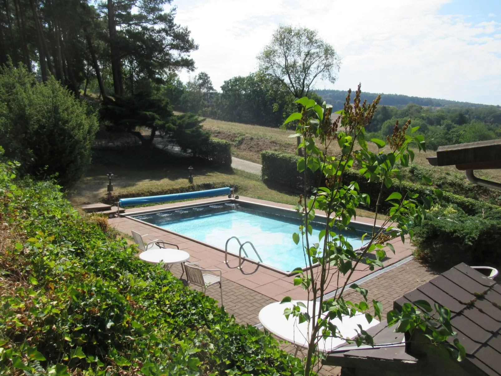 Ferienhäuser mit Pool in ruhiger Lage am Waldrand