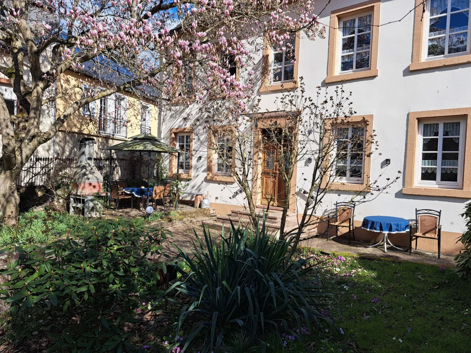 Mit Garten und Parkplatz