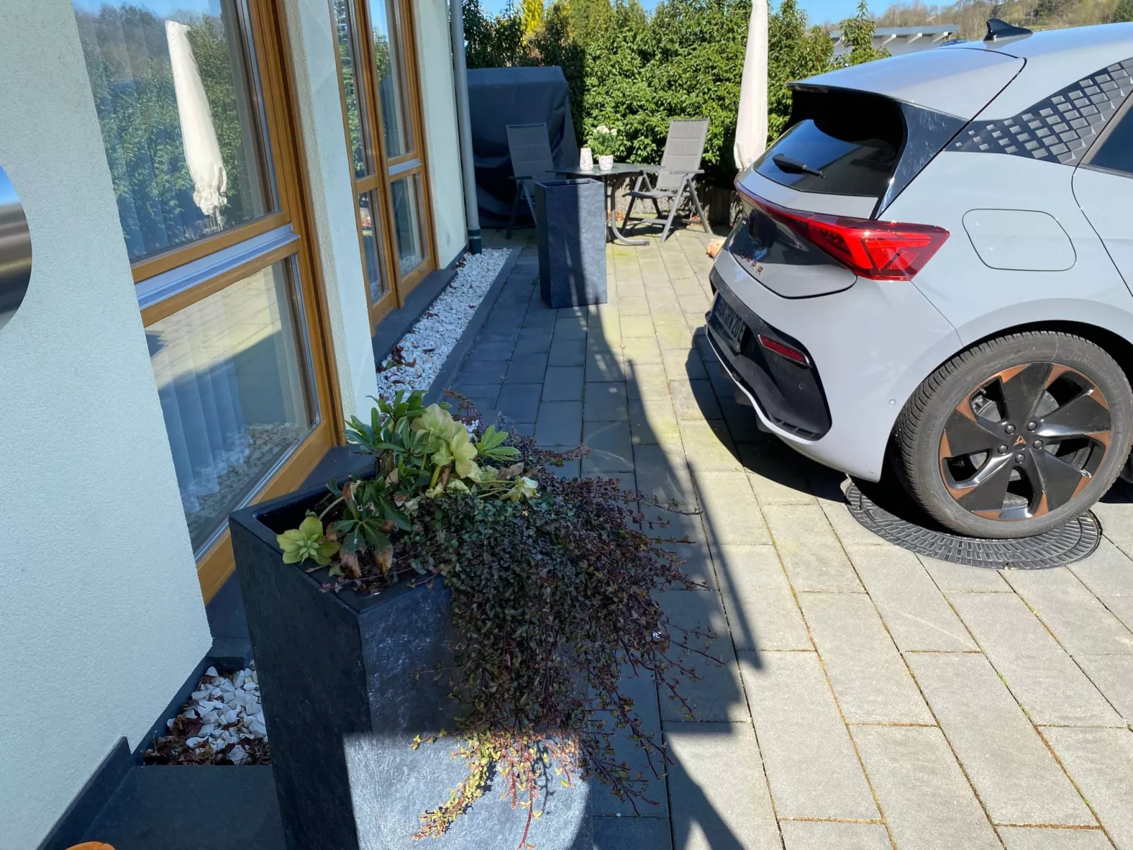 Mit Parkplatz und Terrasse-Outside