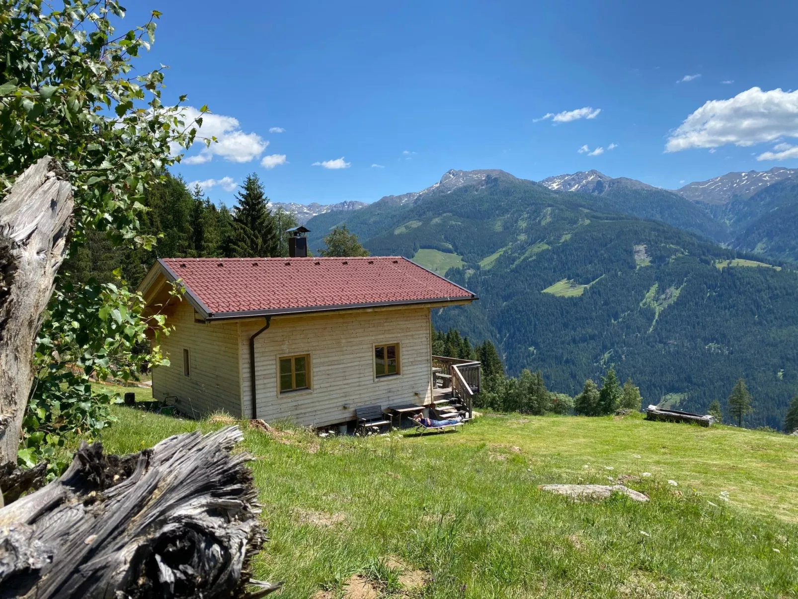 Berghütte mit Blick auf die Berge-Outside