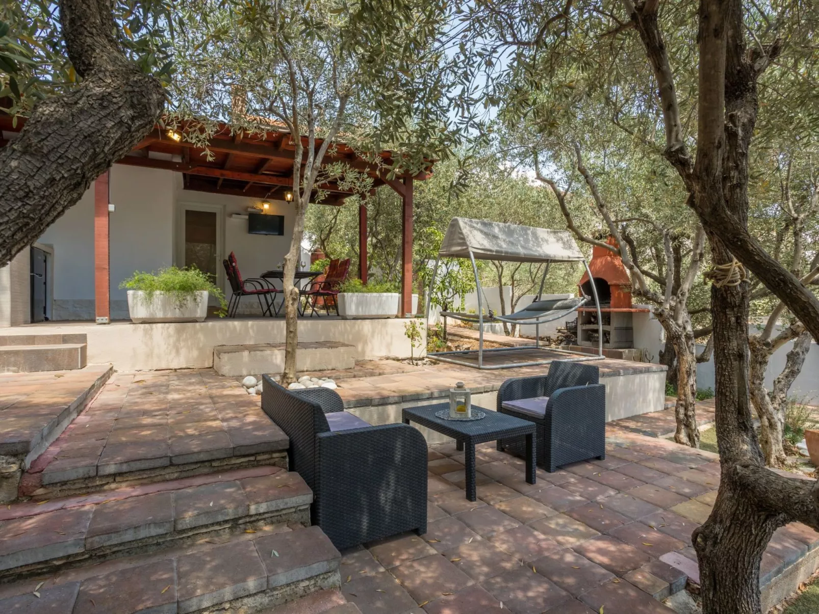 Komplex Oliva mit Pool und großem Garten