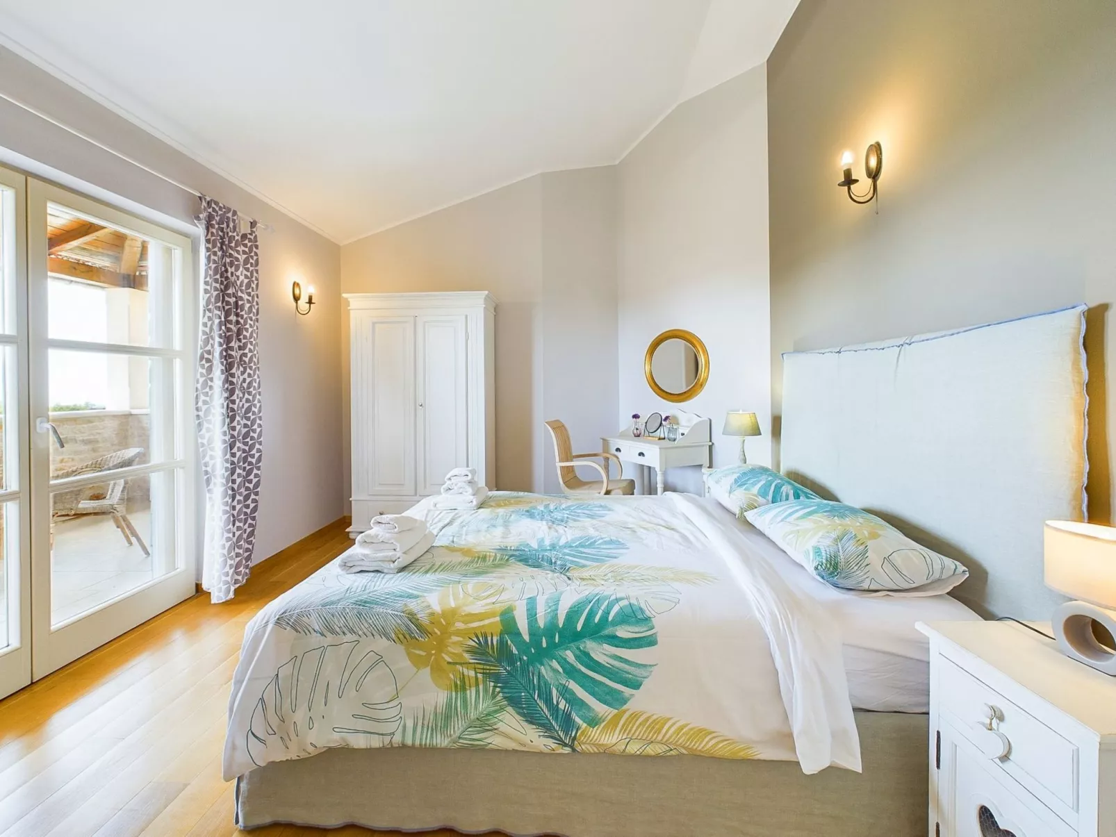 Luxuriöse Villa mit Schwimmbad und großem Garten-Image-tags.info