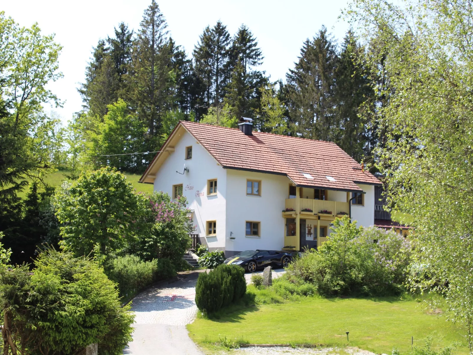 Mit Kaminofen, Fitnessraum und Sauna-Draußen