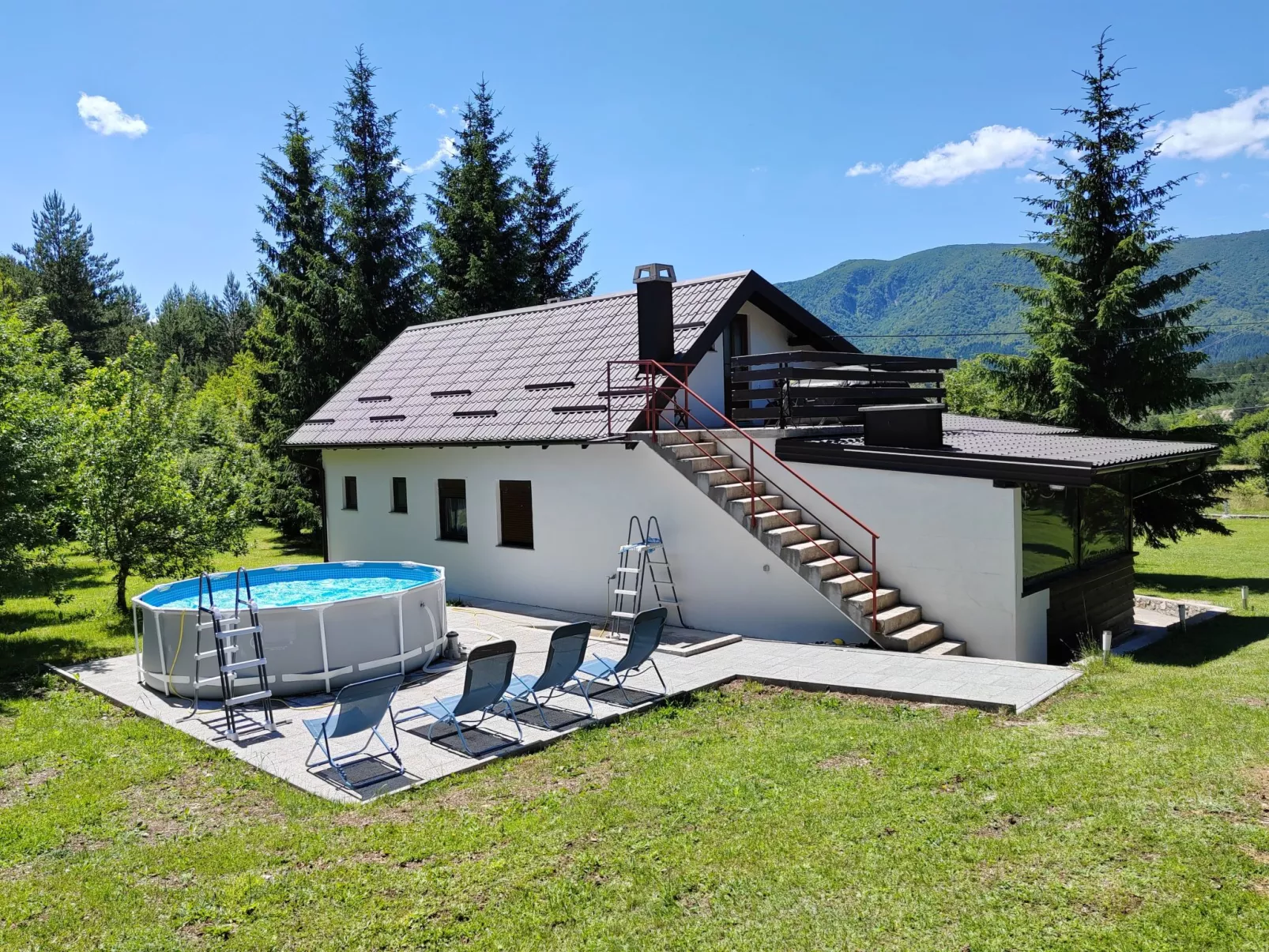 Mit Garten, Grill und Terrasse-Outside