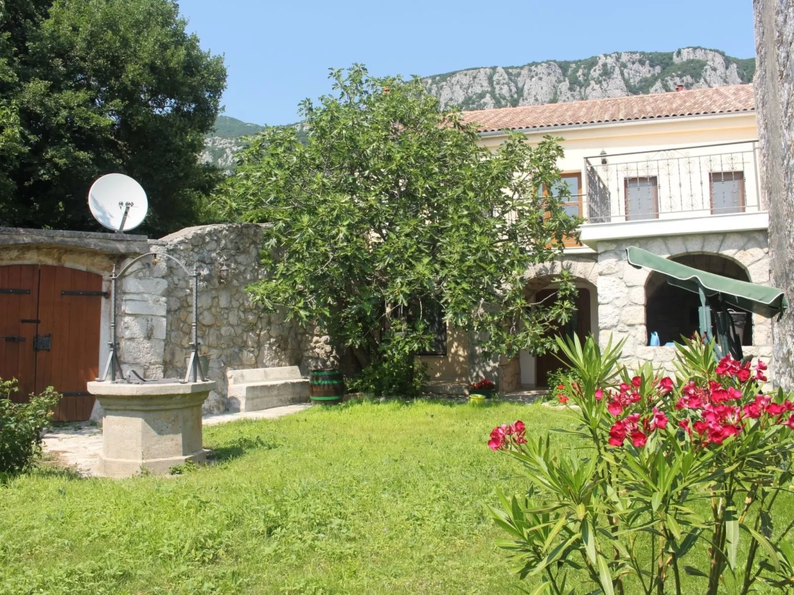 Geräumige Villa mit drei Schlafzimmern und einem ruhigen Garten