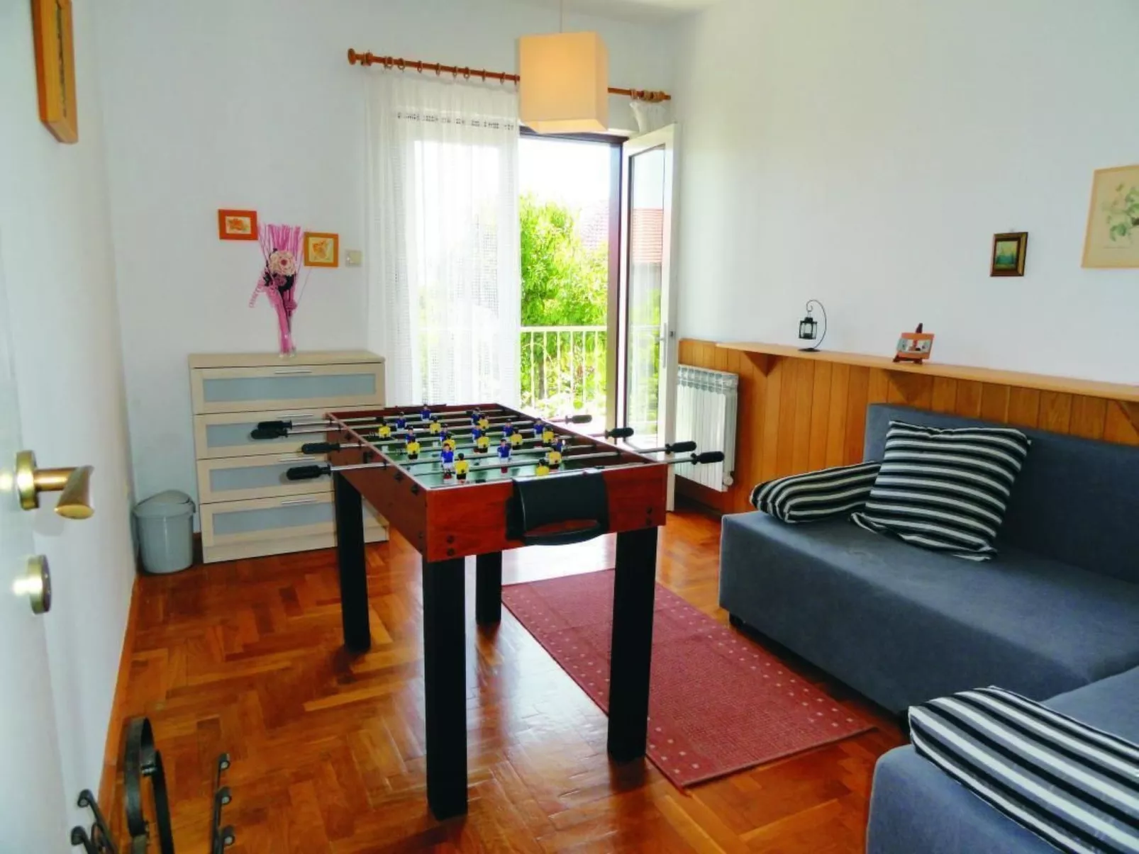 Karmen auf zwei Ebenen mit Garten