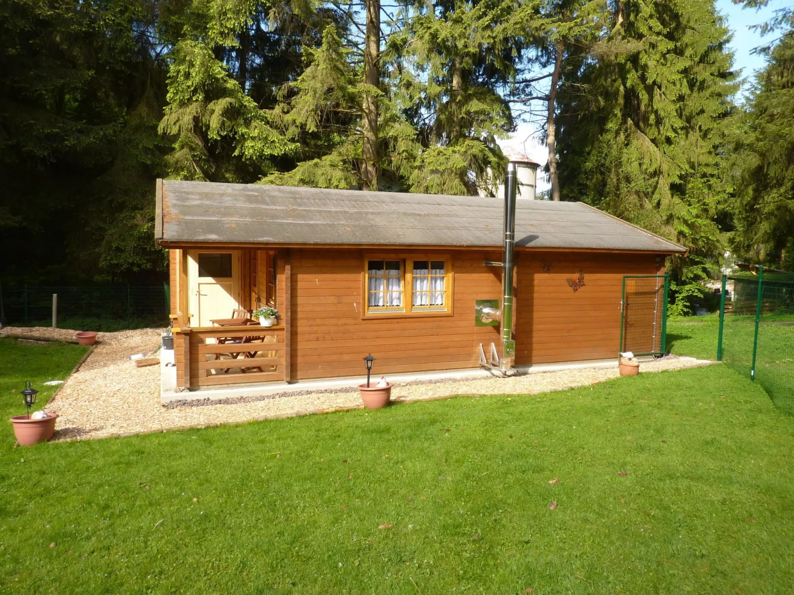Holz-Blockhaus für vier Personen mit Terrasse