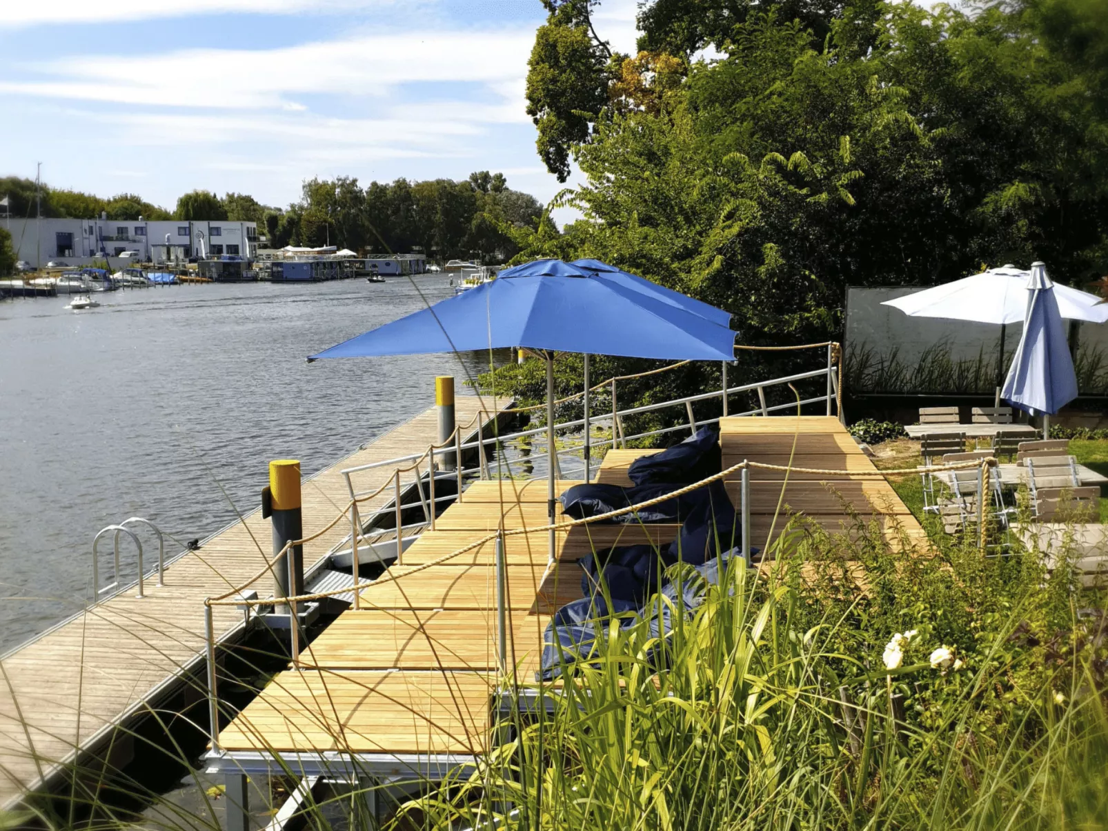 Appartement in Brandenburg An Der Havel mit Terrasse, Garten und Grill-Dehors