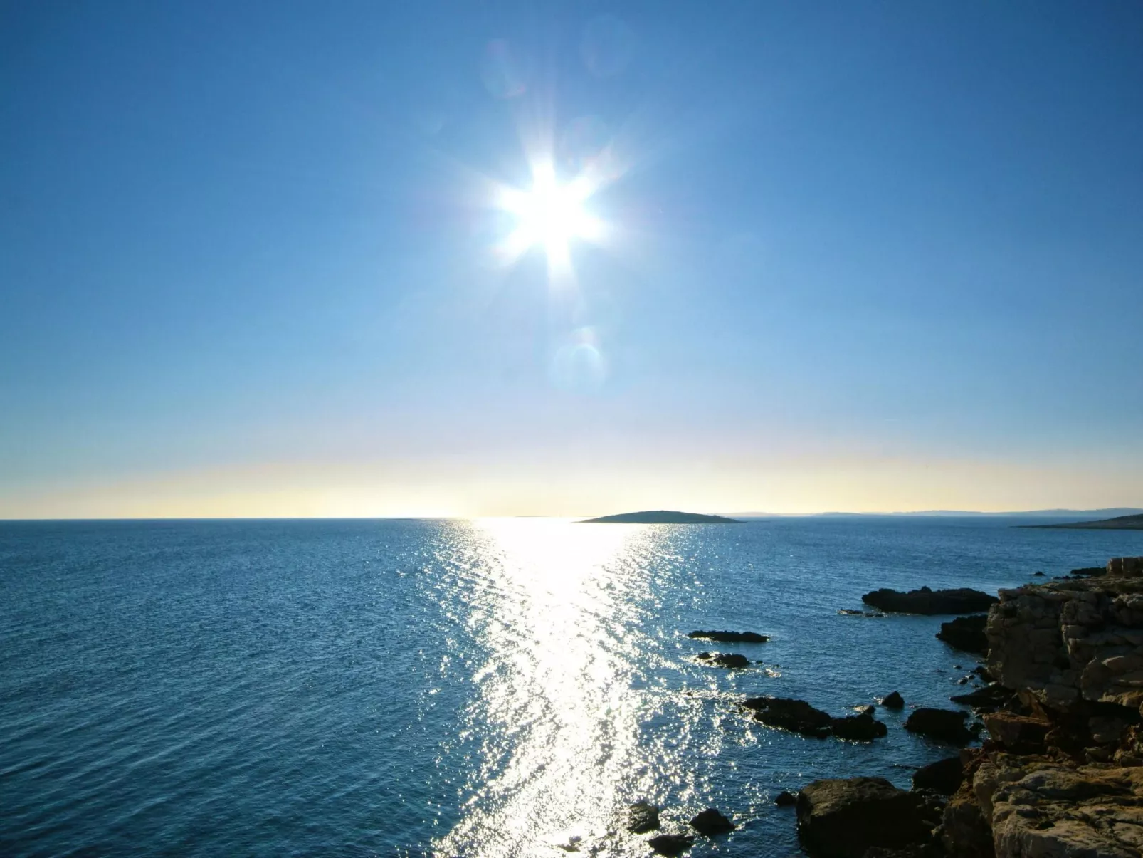 Moderne Ferienwohnung mit Balkonen mit Meerblick