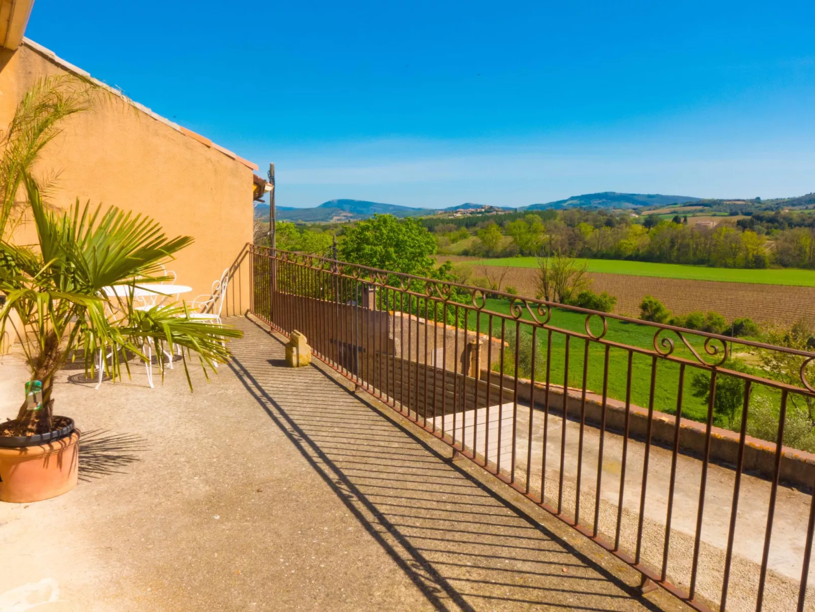 Villa mit Garten, Grill und Terrasse-Draußen