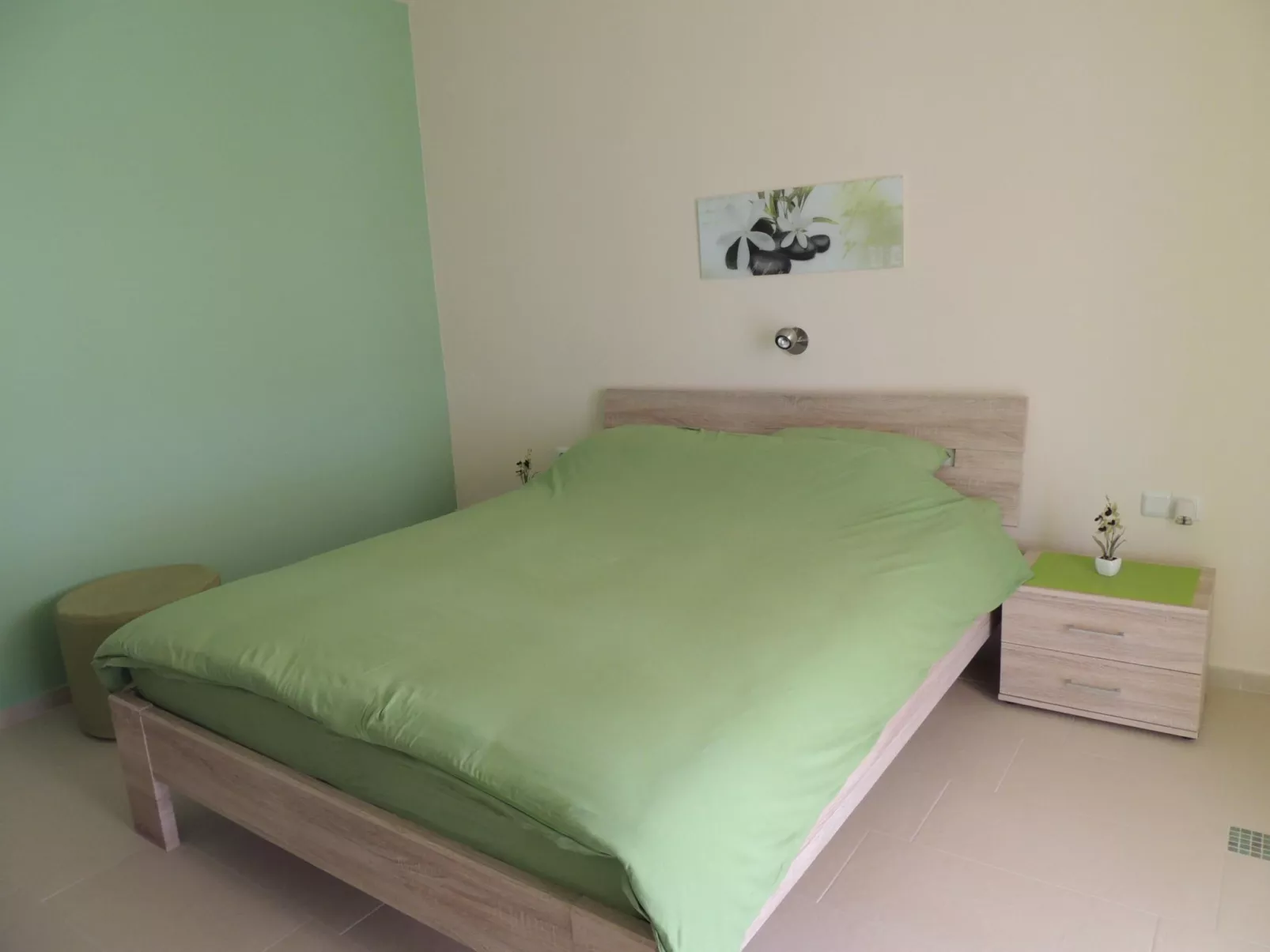 "Denona" mit Blick auf das Wasser