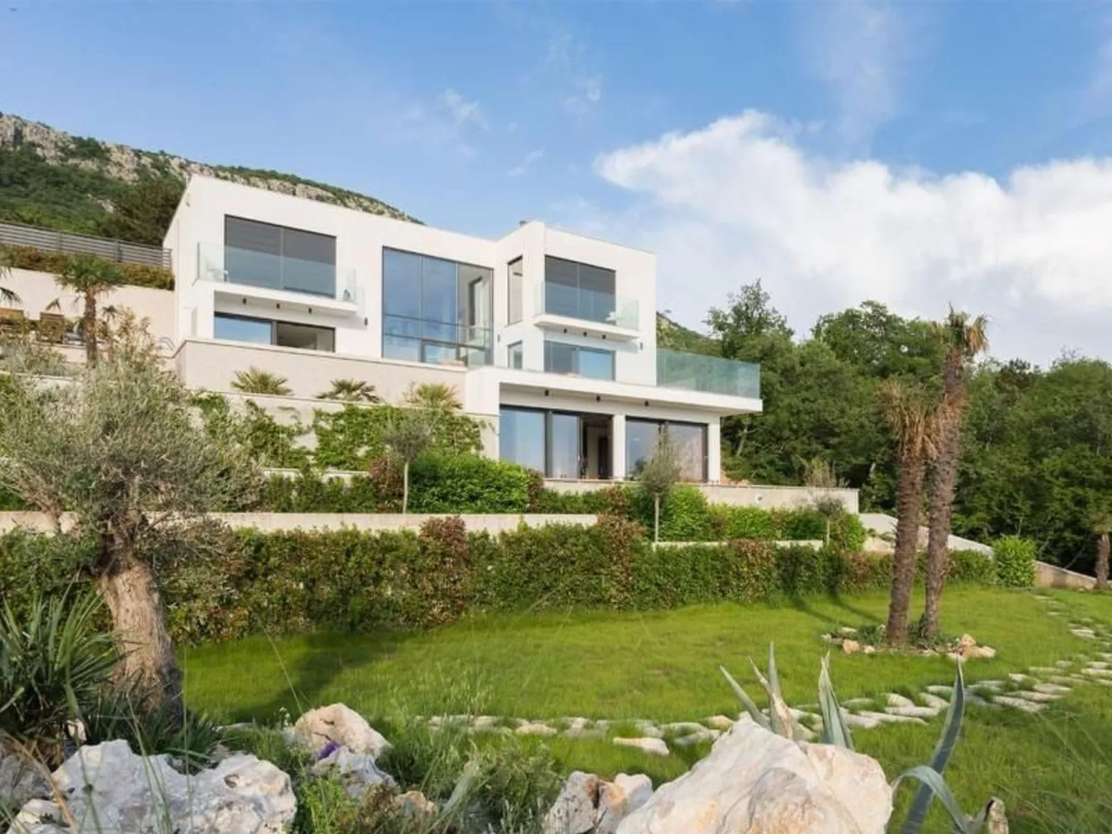 Designferienhaus mit Hot Tub-Outside