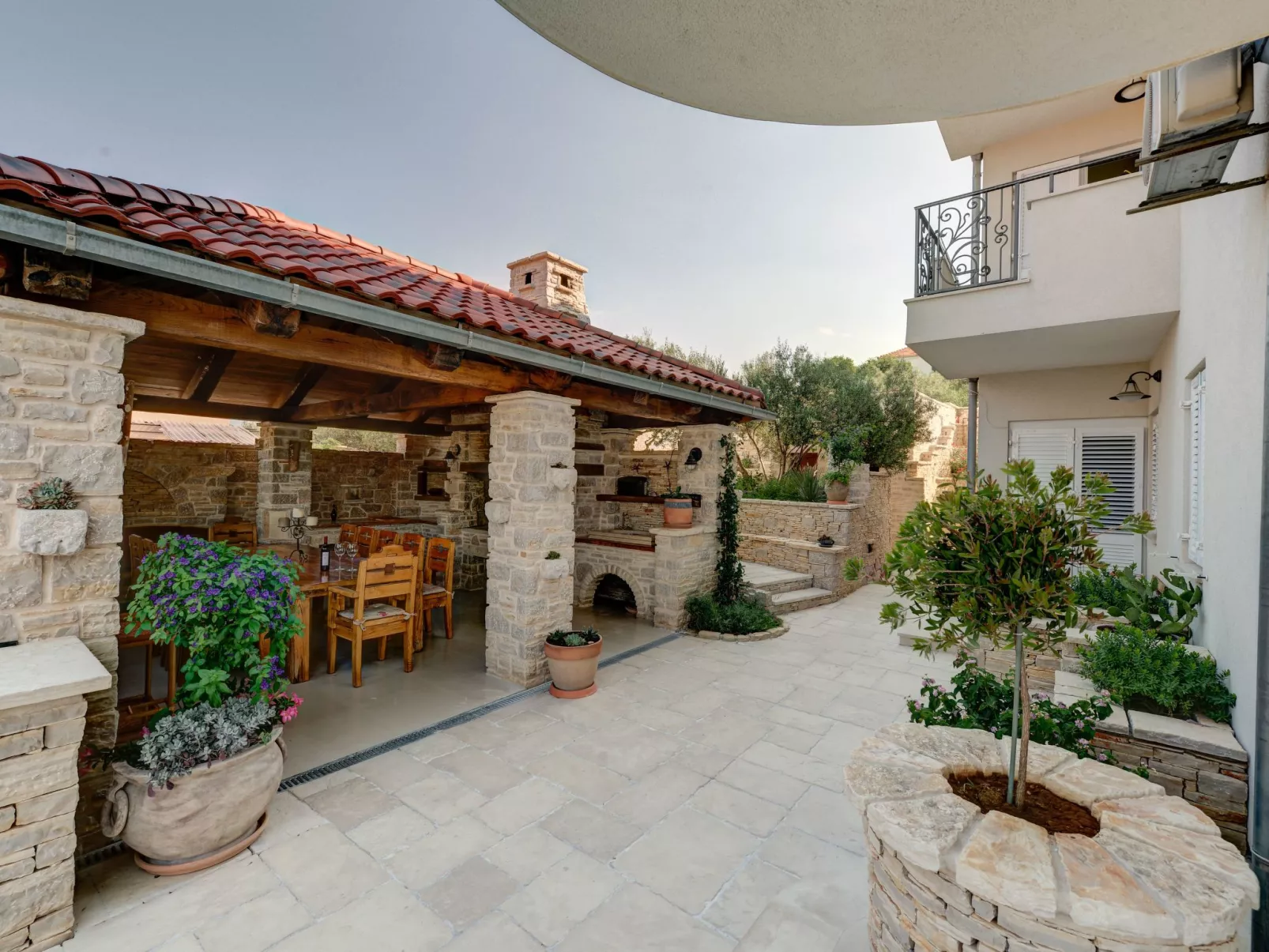 Wohnung für 4 Personen mit Pool und Jacuzzi-Draußen