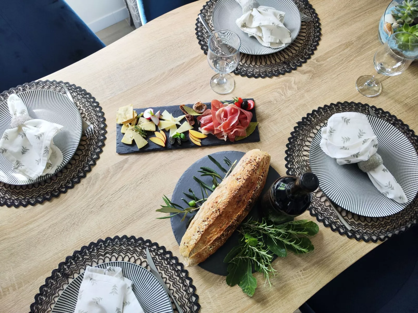 Mit Blick auf das Wasser-Drinnen