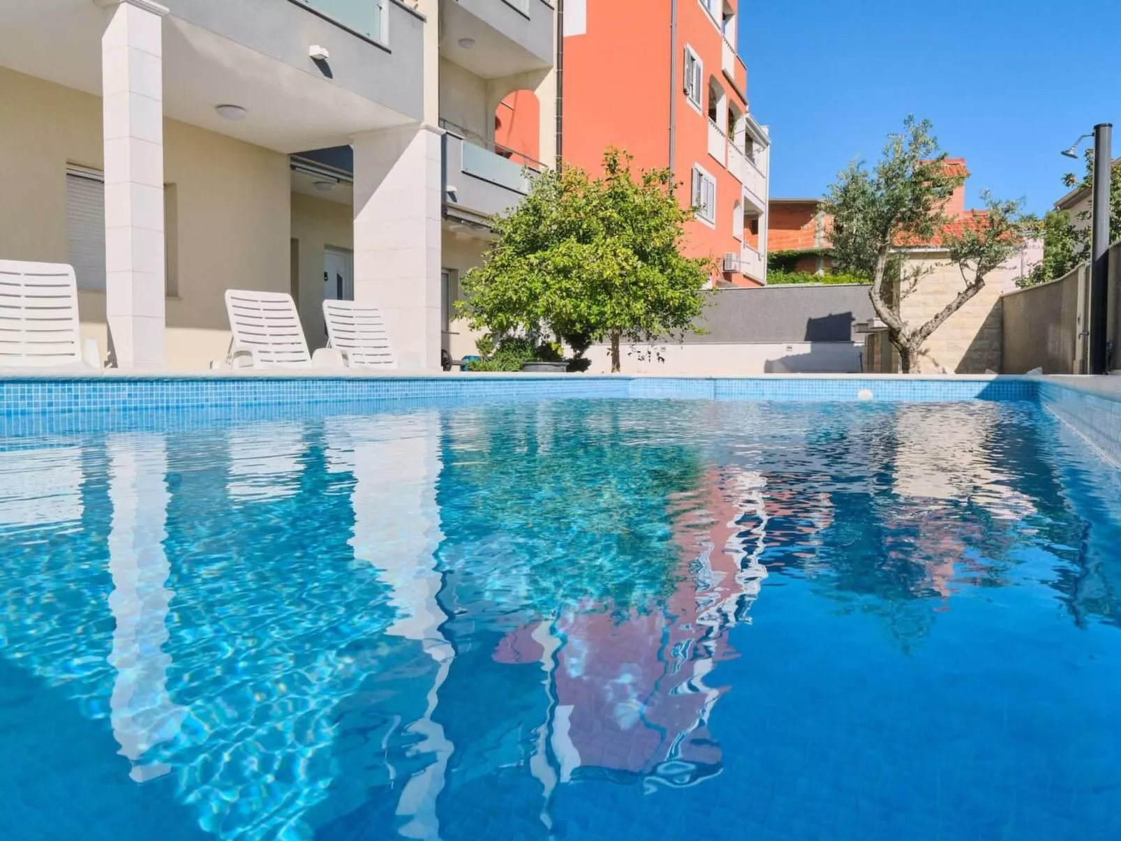 M Ganze Etage in einem geräumigen Haus mit Pool-Outside