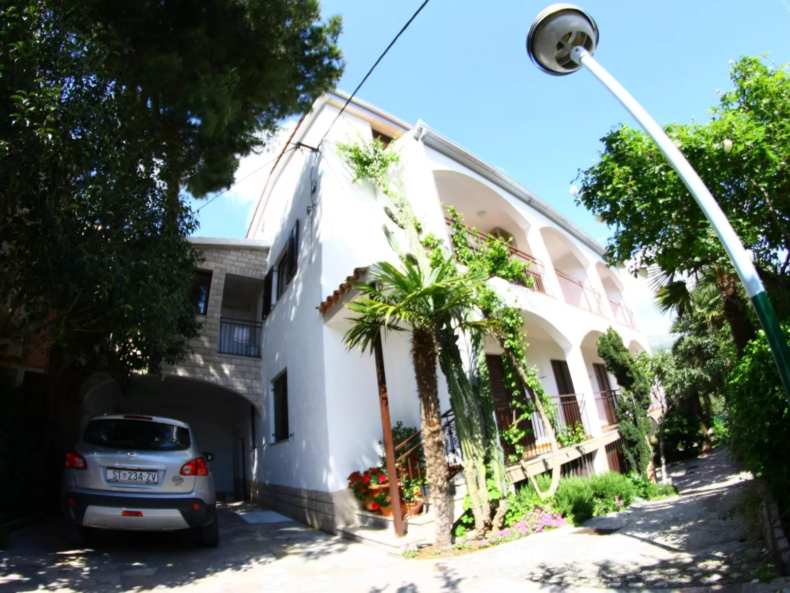 Mit Privatparkplatz-Dehors