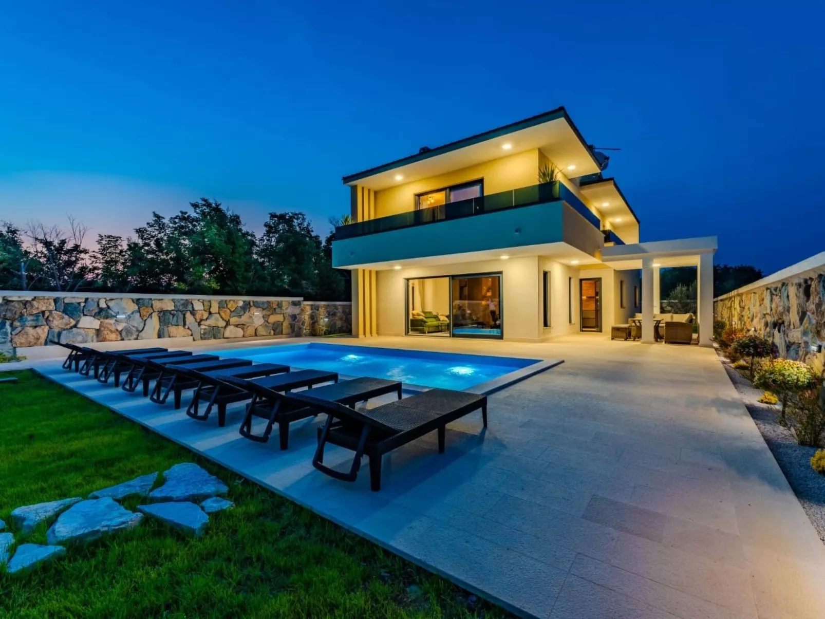 Neue Luxusvilla mit Pool - Agentur TA Leut-Draußen