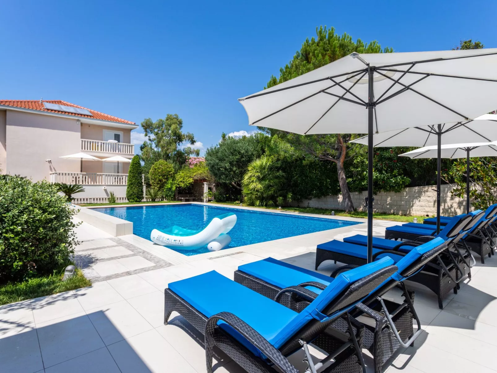 Luxuriöse Ferienwohnung mit Poolblick