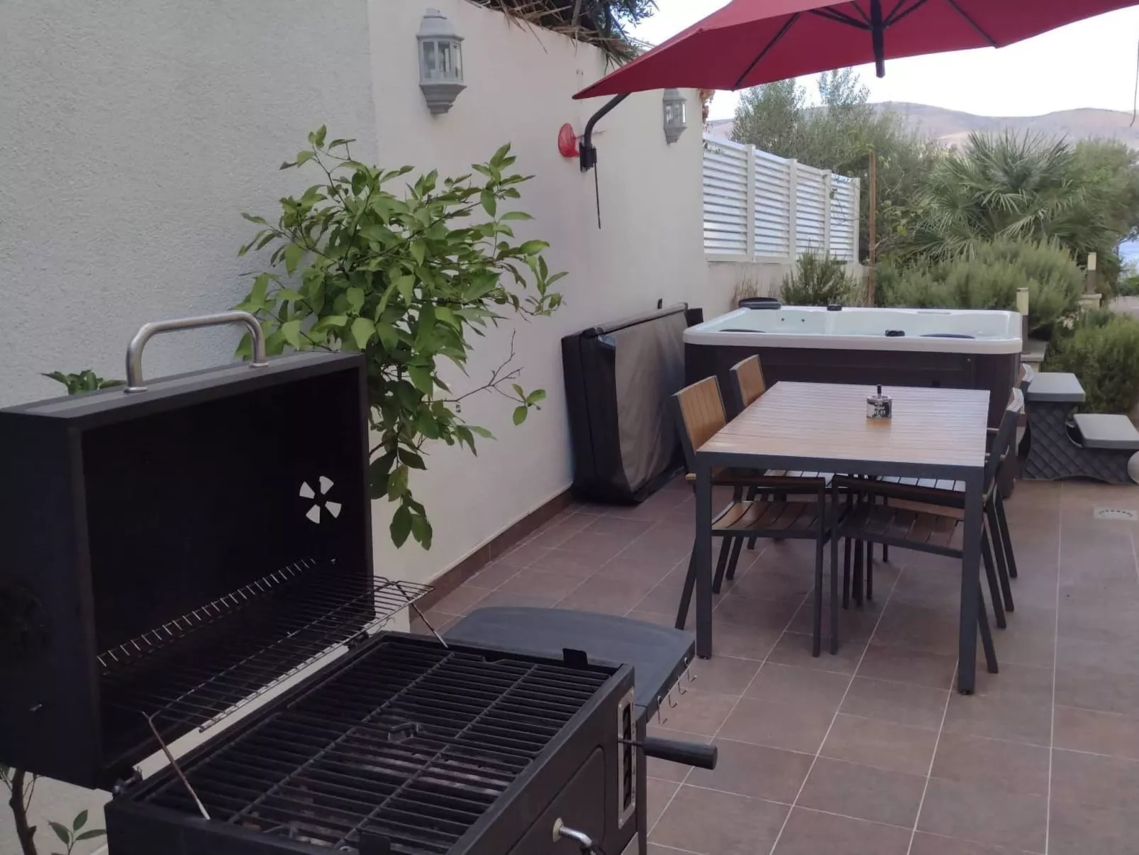 Appartment mit Pool und Whirlpool, Okrug Gornji-Draußen